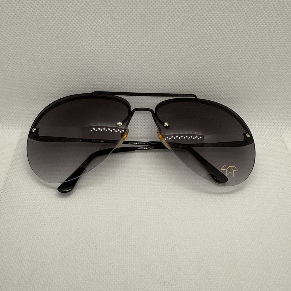 Unbranded Black Aviator Sunglasses with Gradient Lenses